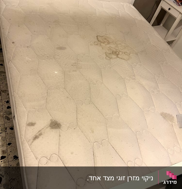 מזרן עם כתמים כהים ולכלוך גלוי